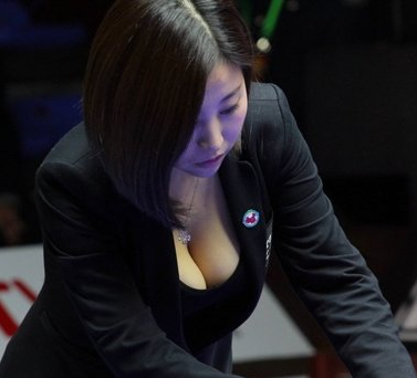 齐肩发怎么扎好看 台球裁判吕萌希子性感齐肩短发满满的女人味
