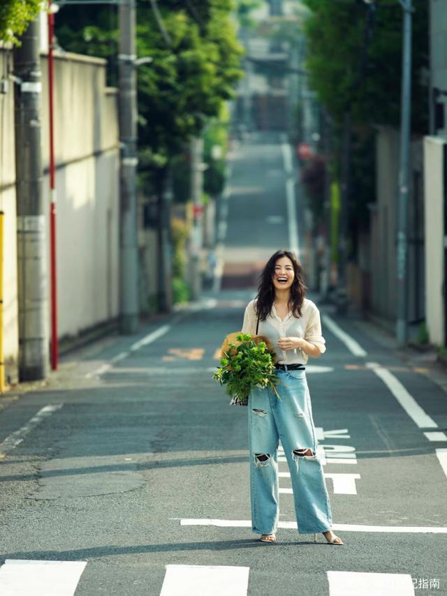 “小衬衫”配初秋，换季时节这样穿，简约又不失高级感！