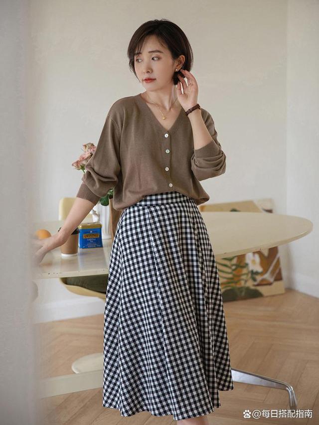 今秋流行这“4件上衣”，搭裙子、裤子都好看，而且还不挑人，很值得去选择。