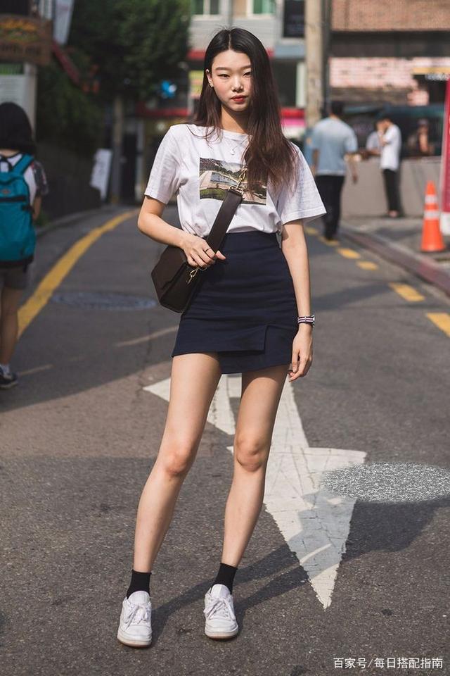 “学院女生”别穿得太老气！记住这些搭配技巧，简单时髦又减龄！