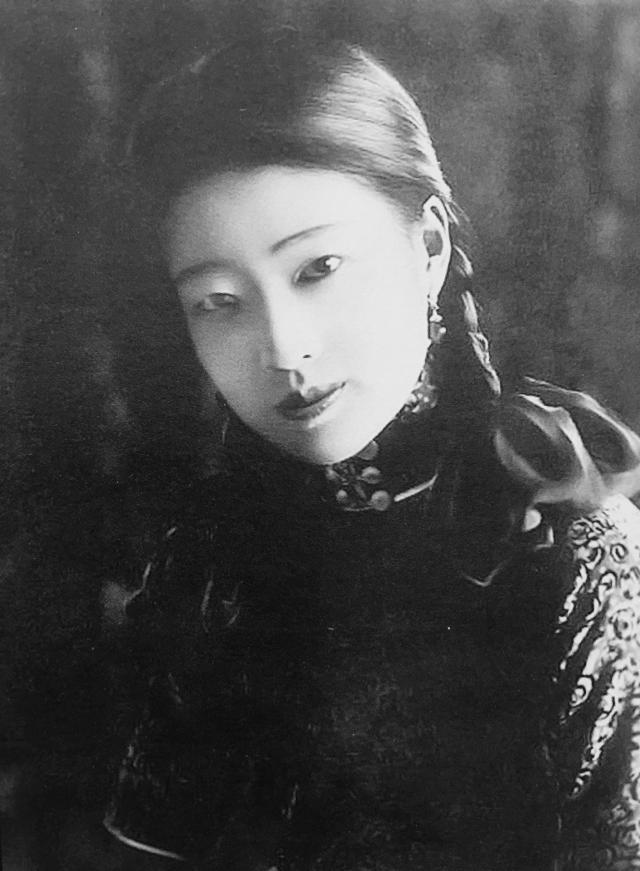 婉容的尸骨为什么找不到？婉容睡觉不关门的秘密是什么