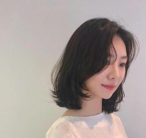 2021大波浪短发发型女,今年流行的三种流行发型