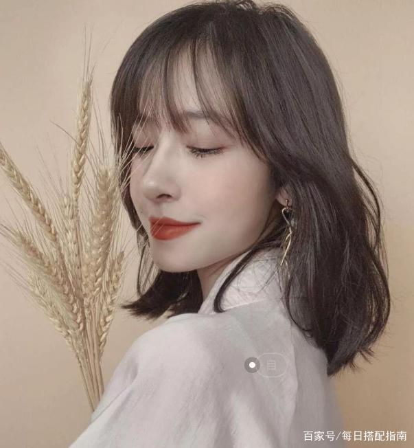 直发VS卷发：风情美和知性美之间的比拼，看你适合哪款？