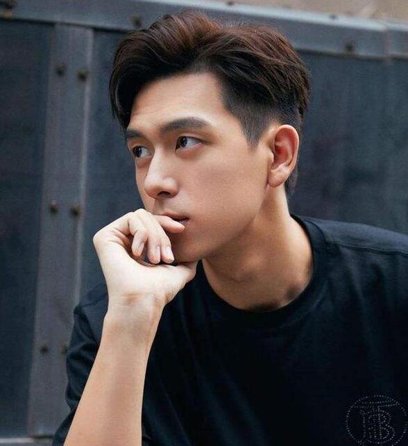 韩式侧分发型男生,短发烫发发型很气质