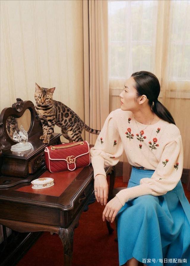 衣服在精不在多，秋天有这4件经典款就够了，时髦百搭又显气质！