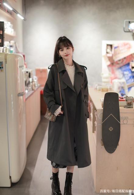 衣服在精不在多，秋天有这4件经典款就够了，时髦百搭又显气质！