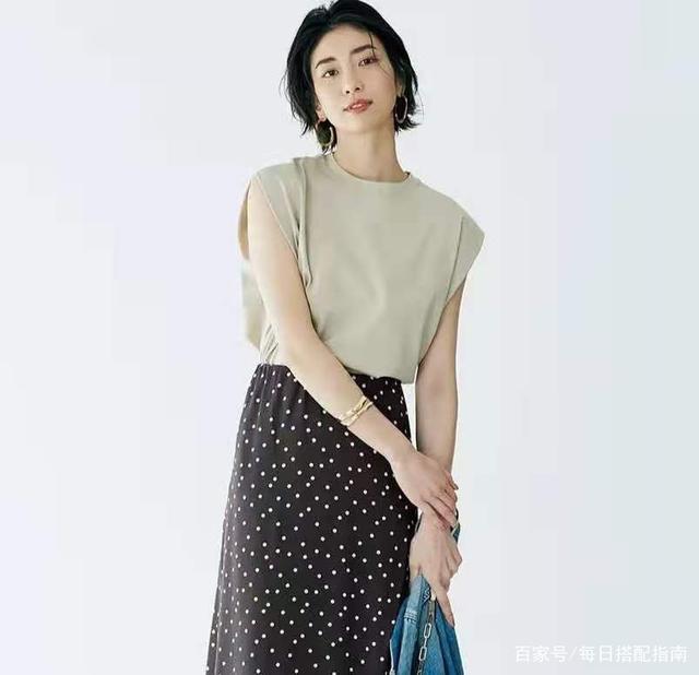 女人40岁后别强行装嫩，建议多穿这3款“上衣”，遮肉端庄显气质，这才是40女人该有的样子。