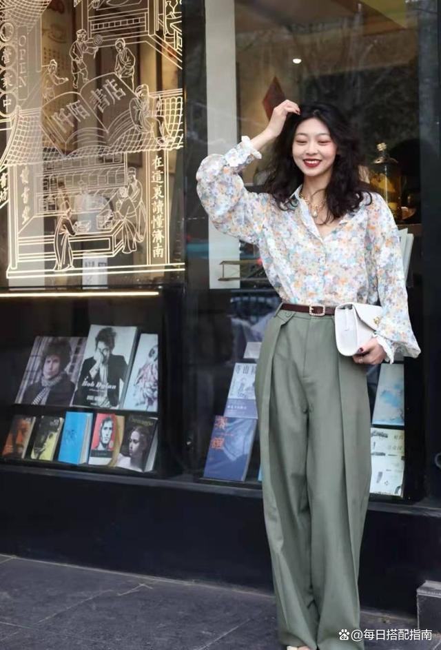 入秋衣服不用多买，有这“3衣3裙2裤”就够了，它们时髦百倍不说，还显高级、提气质。