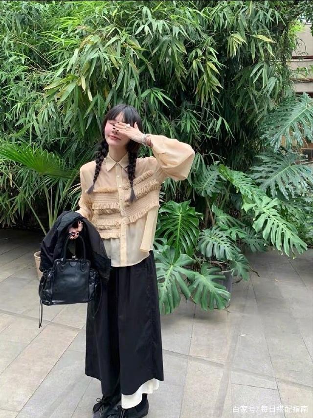 建议皮肤较黑的女生，多穿这几种颜色的“上衣”，显白又高级！