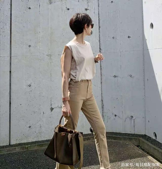女人40岁后别强行装嫩，建议多穿这3款“上衣”，遮肉端庄显气质，这才是40女人该有的样子。