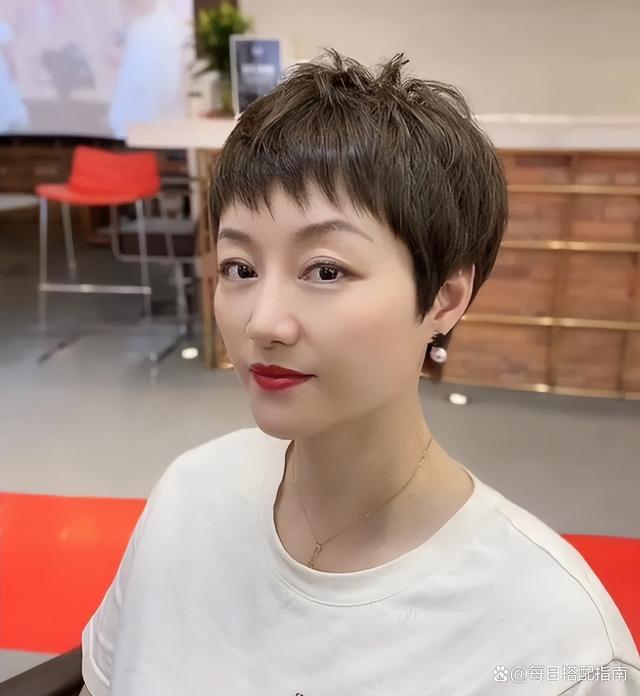 头发细软、发量还少的女生，怎么做造型才能更好看且持久？
