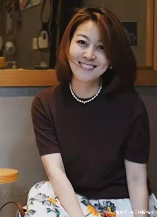 女人40岁后别强行装嫩，建议多穿这3款“上衣”，遮肉端庄显气质，这才是40女人该有的样子。