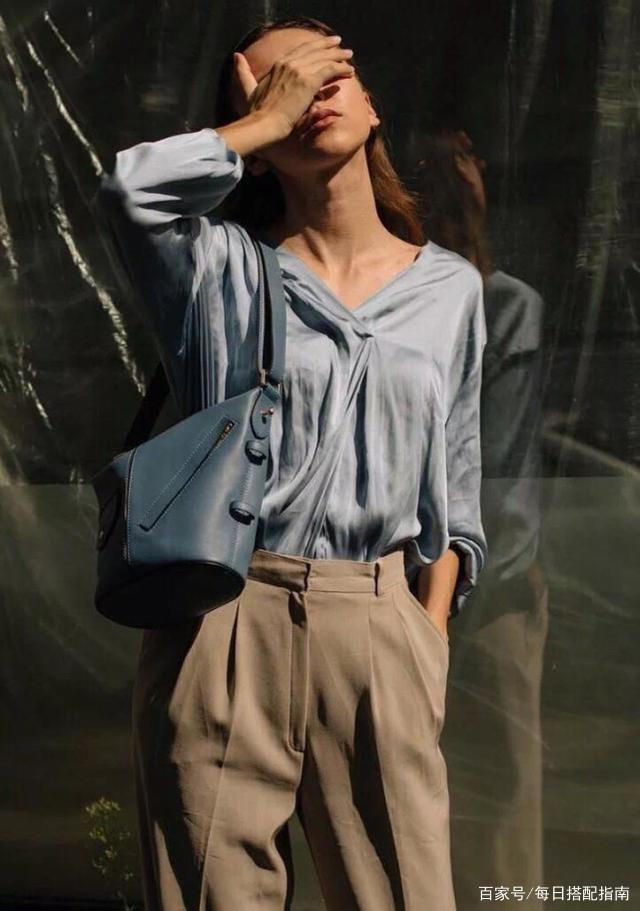 女人过了50岁，出门少穿这2种“装嫩色”，多穿另外3种更显气质！