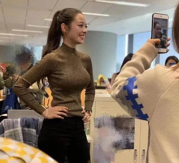 吉娜的胸是不是假的，一般来说太瘦很难有大胸