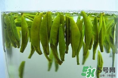 口含茶叶能治口臭吗？口含茶叶有什么作用？