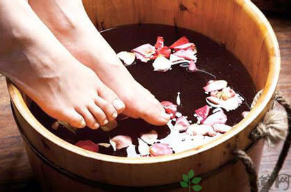 泡脚以后出的汗要不要擦 泡脚的最佳时间