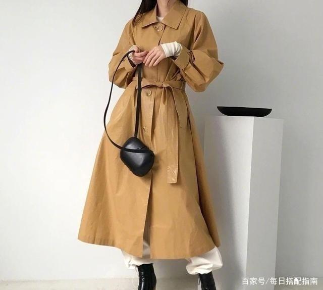 又到了穿“风衣”的季节，学会挑选搭配很关键，这些技巧很实用！