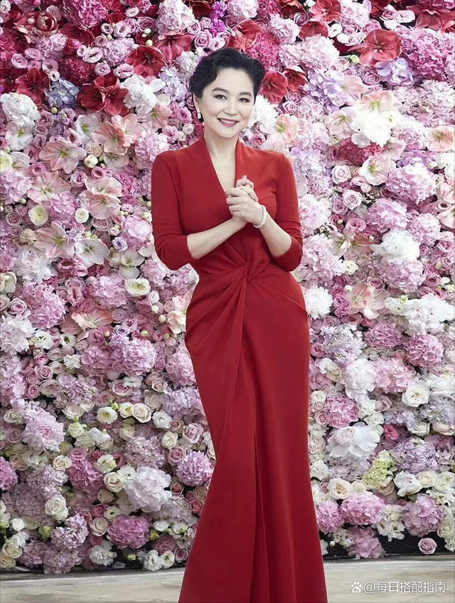 女人60岁后不要总穿妈妈装，学学林青霞这样搭，老了也是万人迷！