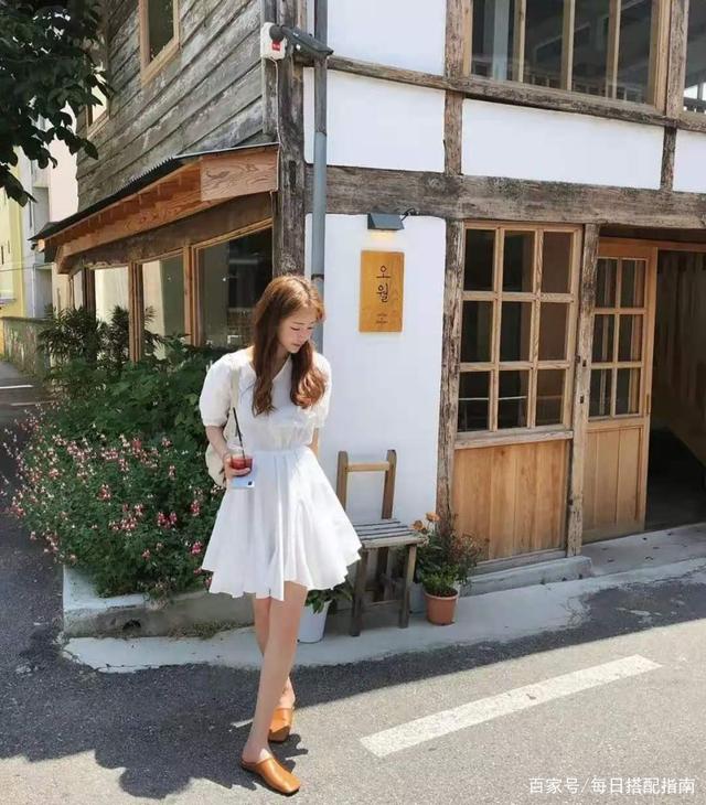 小白鞋已经“烂大街”了，今夏更流行这4双鞋，时髦好看不说，搭配裤子、裙子都合适。