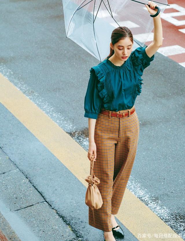 夏天穿“阔腿裤”有妙招：搭配这几款上衣，妥妥的女神范！