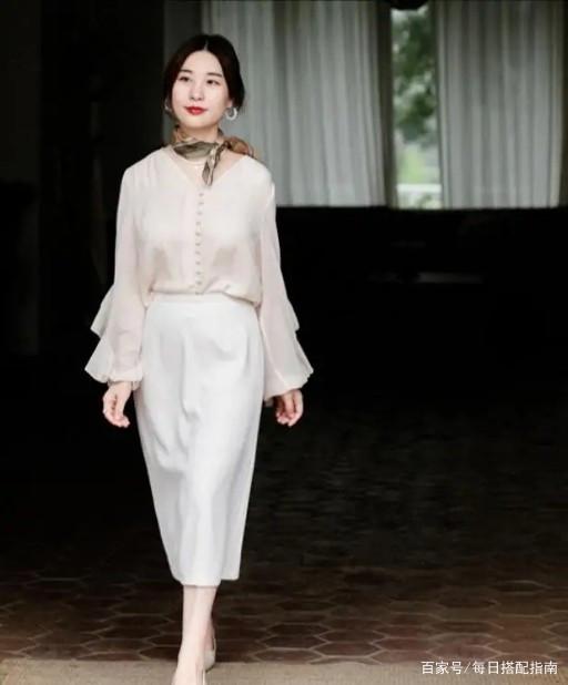 适合所有女人的：“衬衫+半身裙”，照着穿就对了，既优雅又显气质。