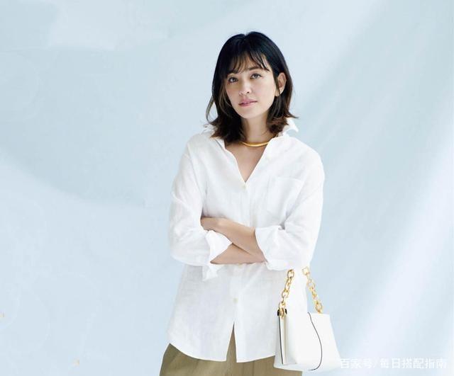 适合所有女人的：“衬衫+半身裙”，照着穿就对了，既优雅又显气质。