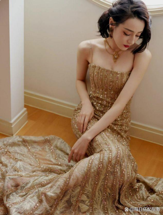 迪丽热巴也失手，穿高定荧光色礼服显老又显土