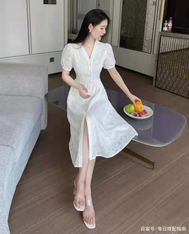 小白鞋已经“烂大街”了，今夏更流行这4双鞋，时髦好看不说，搭配裤子、裙子都合适。
