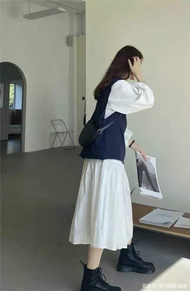 小白鞋已经“烂大街”了，今夏更流行这4双鞋，时髦好看不说，搭配裤子、裙子都合适。