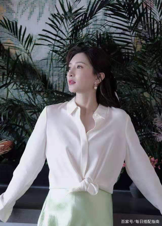 适合所有女人的：“衬衫+半身裙”，照着穿就对了，既优雅又显气质。