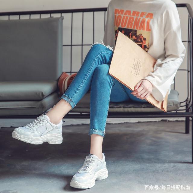 小白鞋已经“烂大街”了，今夏更流行这4双鞋，时髦好看不说，搭配裤子、裙子都合适。