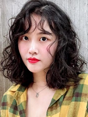 适合发量少的女生发型  羊毛卷瘦脸又减龄