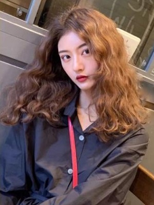 2022羊毛卷发型图片女  适合发量少的女生