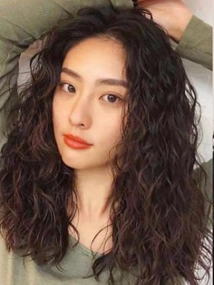 2022羊毛卷发型图片女  适合发量少的女生