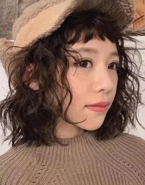 适合发量少的女生发型  羊毛卷瘦脸又减龄
