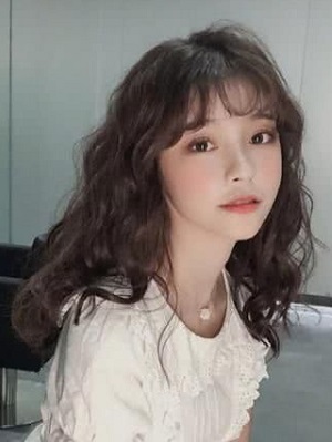 流行的羊毛卷发型  ​发量少的女生必备发型