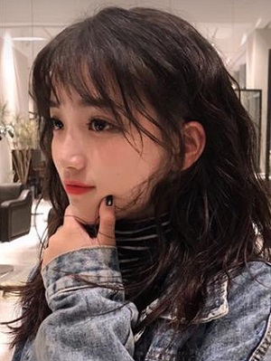 2022年流行的女生发型  羊毛卷发型减龄有瘦脸