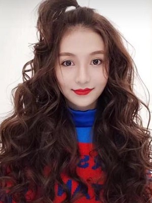 2022年流行的女生发型  羊毛卷发型减龄有瘦脸