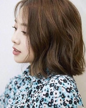 2023最美减龄发型短发线条烫  瘦脸减龄更有女人味