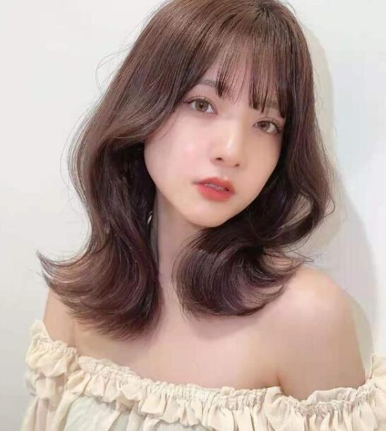 2022年流行中长发发型女,2022年女生减龄卷发发型大全!