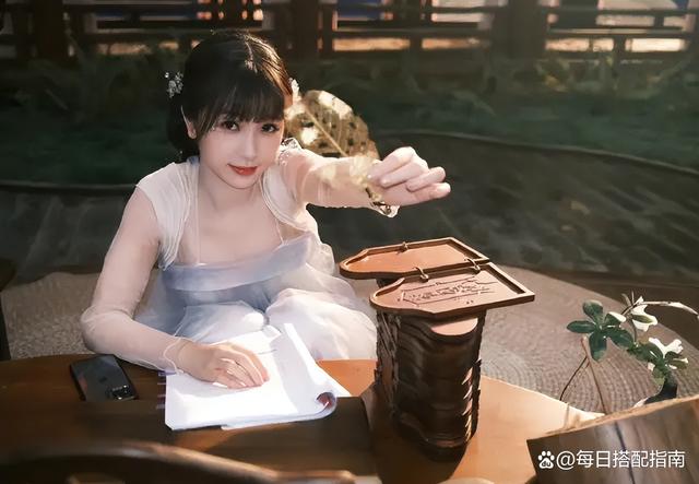 看了《苍兰诀》才发现：虞书欣的圆脸真的太吃妆造红利