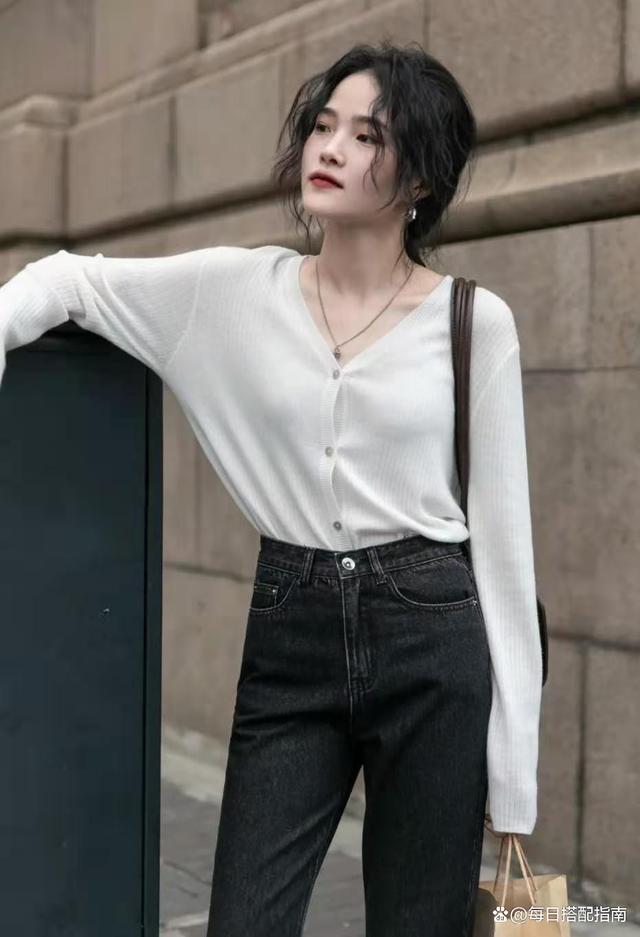 入秋后“奶奶衫”又火了，建议学学这些搭配方式，不光简约高级，还显气质