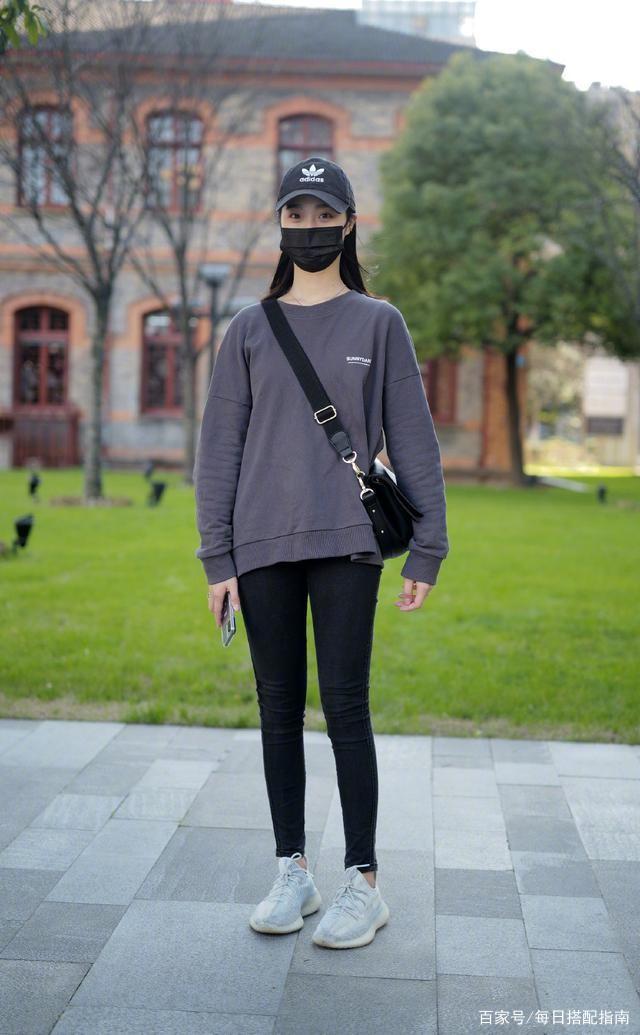 成熟女人穿卫衣要谨慎，掌握这几招穿搭法则，优雅得体又时髦！