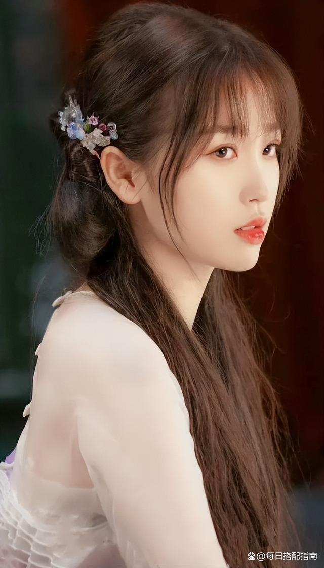 看了《苍兰诀》才发现：虞书欣的圆脸真的太吃妆造红利
