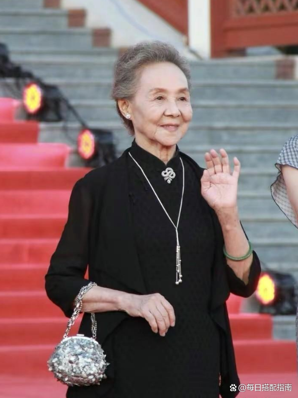 “整容美人”和“自然美人”，老后差距有多大？看完对比一目了然！