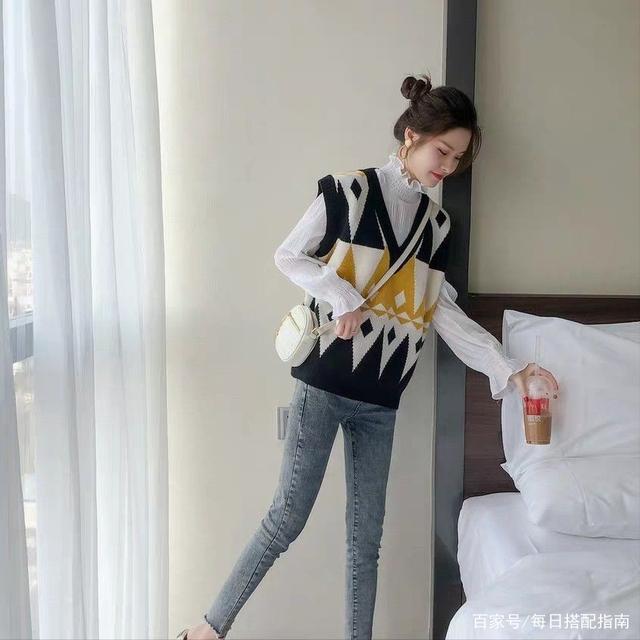“衬衫+马甲”=入秋最火混搭套路，简单高级还大气！
