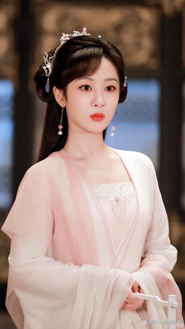 看了《苍兰诀》才发现：虞书欣的圆脸真的太吃妆造红利