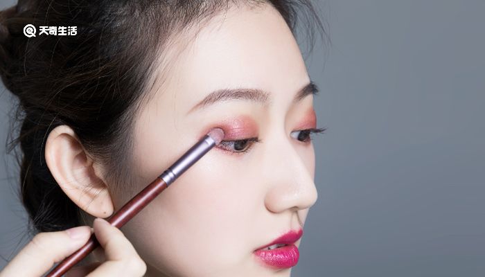 内双怎么画眼妆 肿眼泡内双怎么画眼妆 