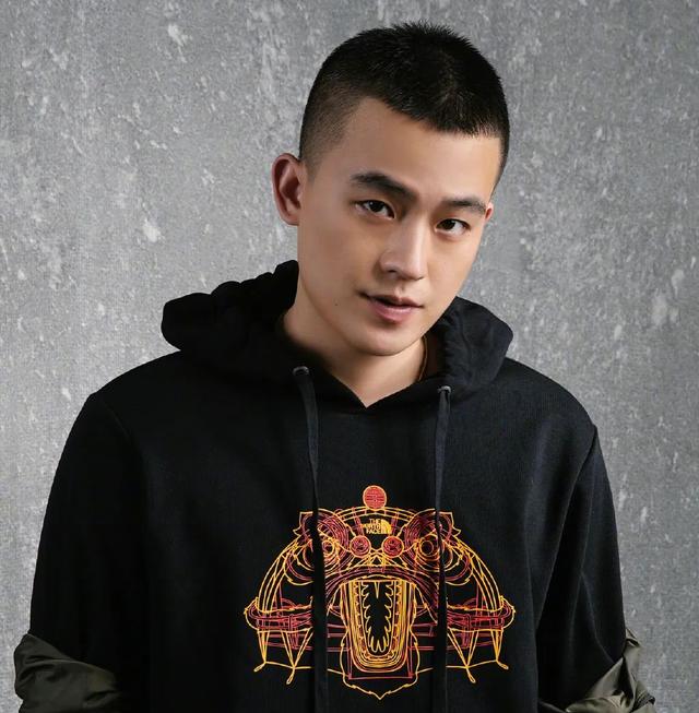 男士哪些发型时髦帅气？留好这4款，女神会对你刮目相看