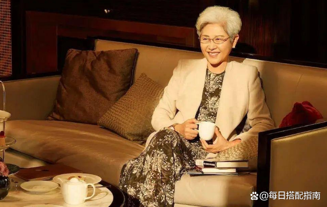 不愧是“最美外交官”，穿衣搭配得体又显贵